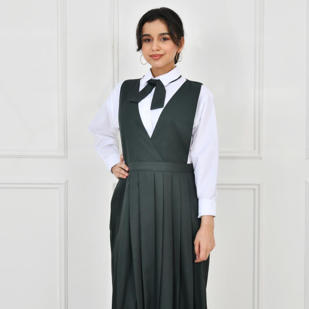 مريول ثانوي زيتي رسمي بكسرات ناعمة وربطة قميص أنيقة للبنات