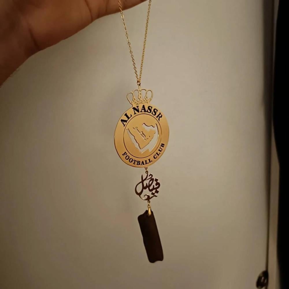 تعليقة سيارة بالاسم شعار النصر مع "كسرت عود" – تصميم مميز لمحبي العالمي