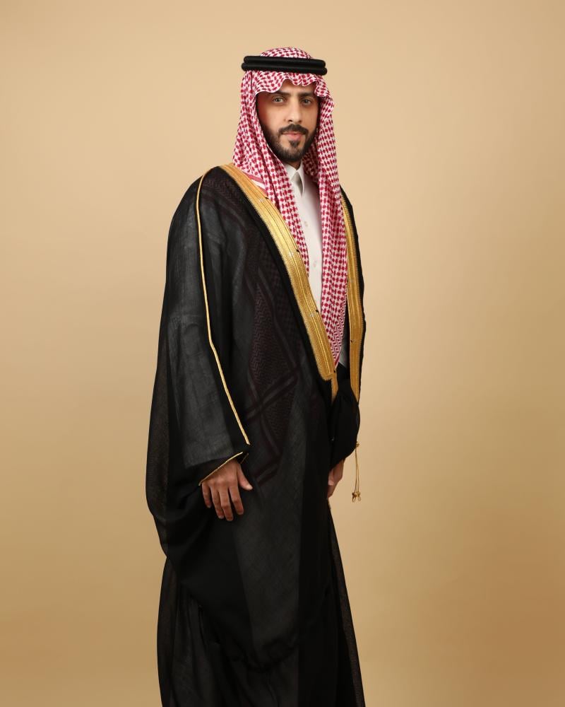 بشت السمو – ملكي أسود فاخر بتطريز ذهبي.