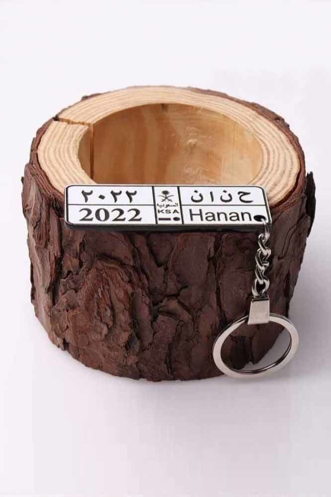 ميدالية مفاتيح بتصميم لوحة سيارة باسمك – تعليقة سيارة فخمة ومخصصة