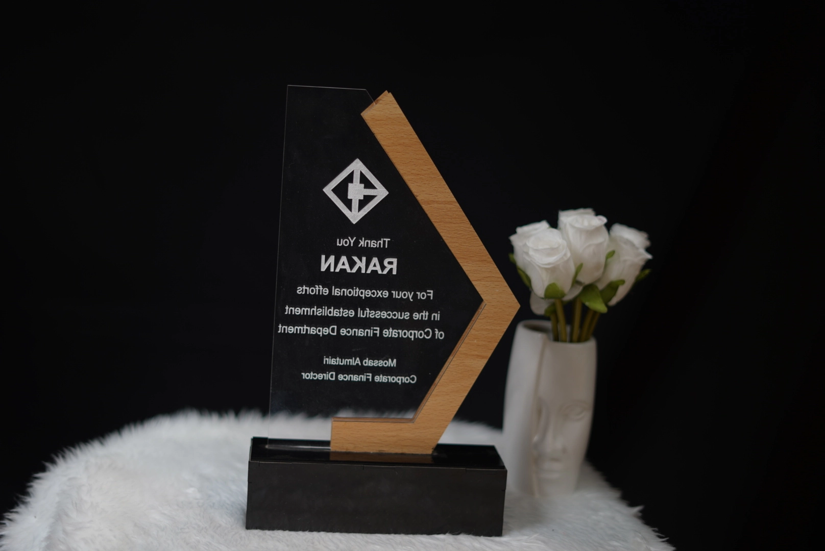 درع أفضل موظف الشهر عصري | أكريليك أسود فاخر