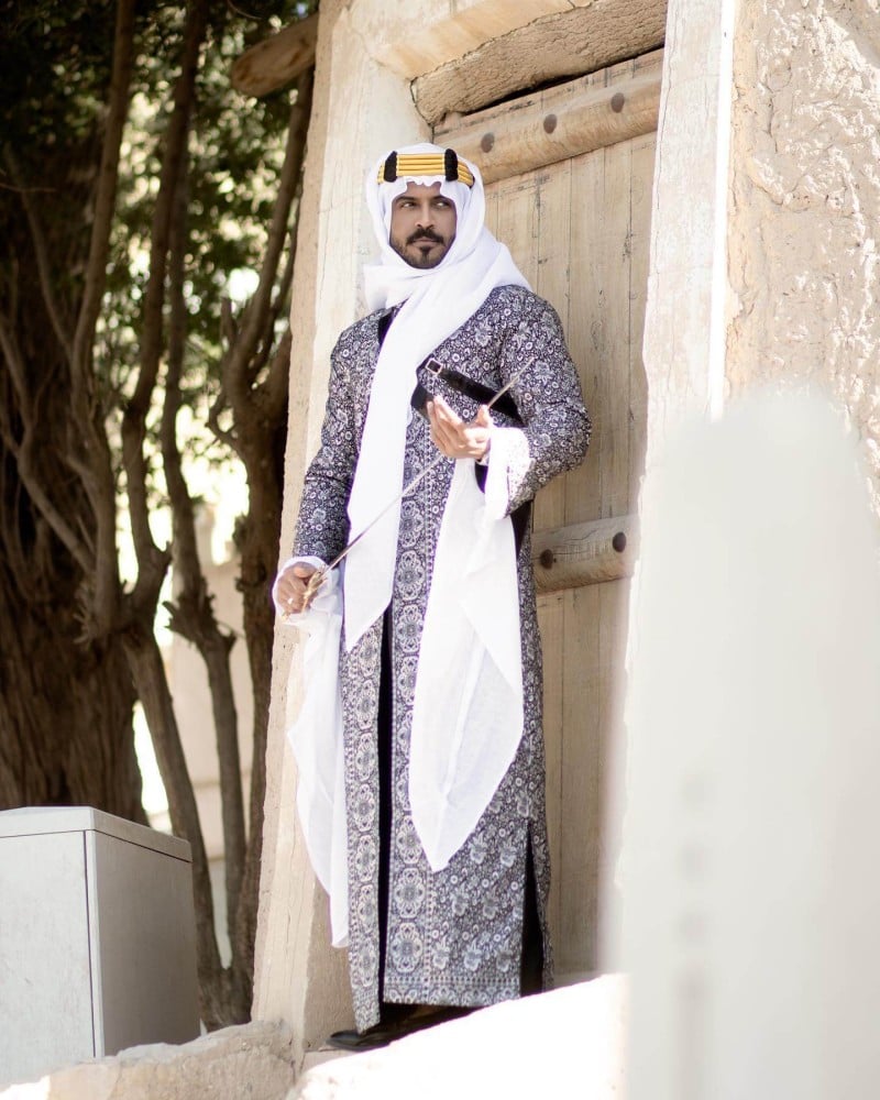 طقم  يوم التأسيس للرجال كامل – دقلة نجدية وعقال وشماغ ومجند باسمك وسيف فخم
