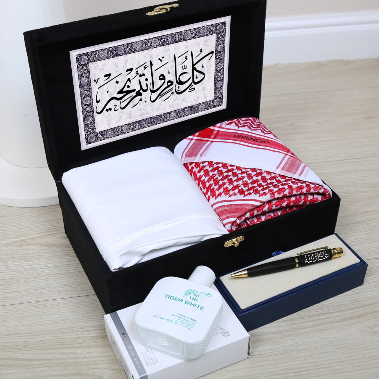هدايا العيد ٢٠٢٦ - بوكس جيفنشي رجالي فخم (شماغ، قماش، قلم بالاسم، عطر)