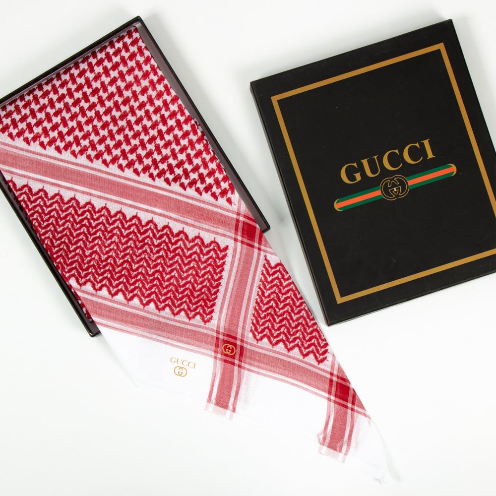 شماغ قوتشي الذهبي الأصلي – إصدار فاخر بتطريز ختم ذهبي وتصميم أنيق