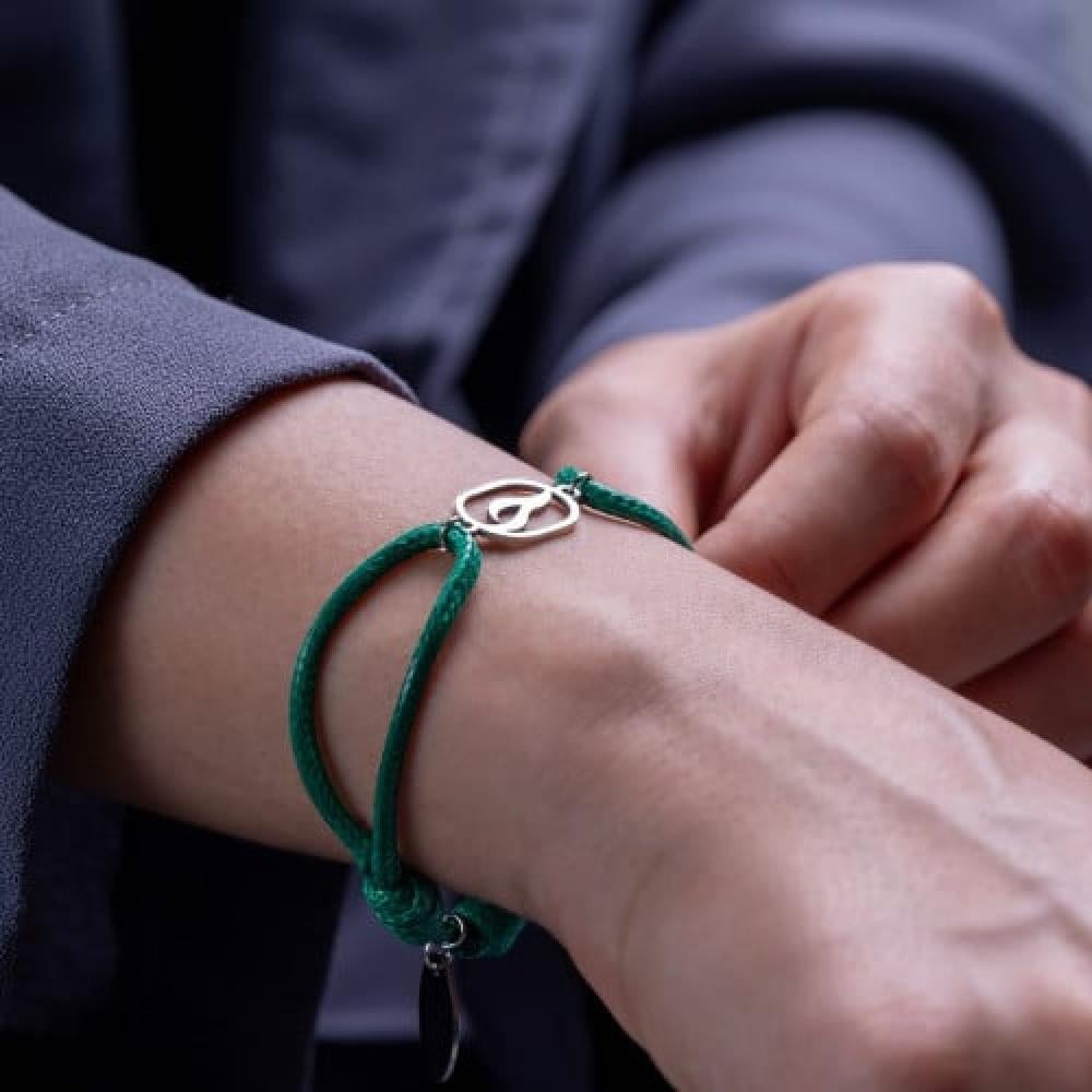 أسورة حرف على خيط – تصميم بسيط بحرف مخصص يناسب الرجال والنساء