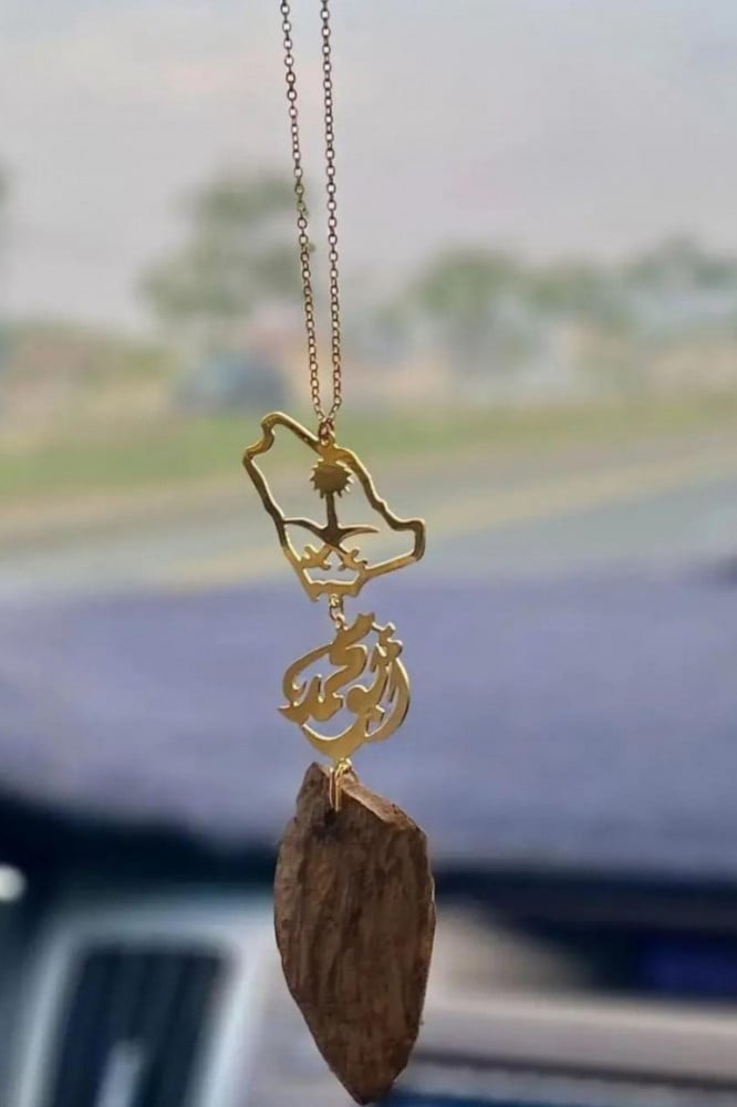 تعليقة سيارة خريطة المملكة بالاسم – تصميم وطني أنيق