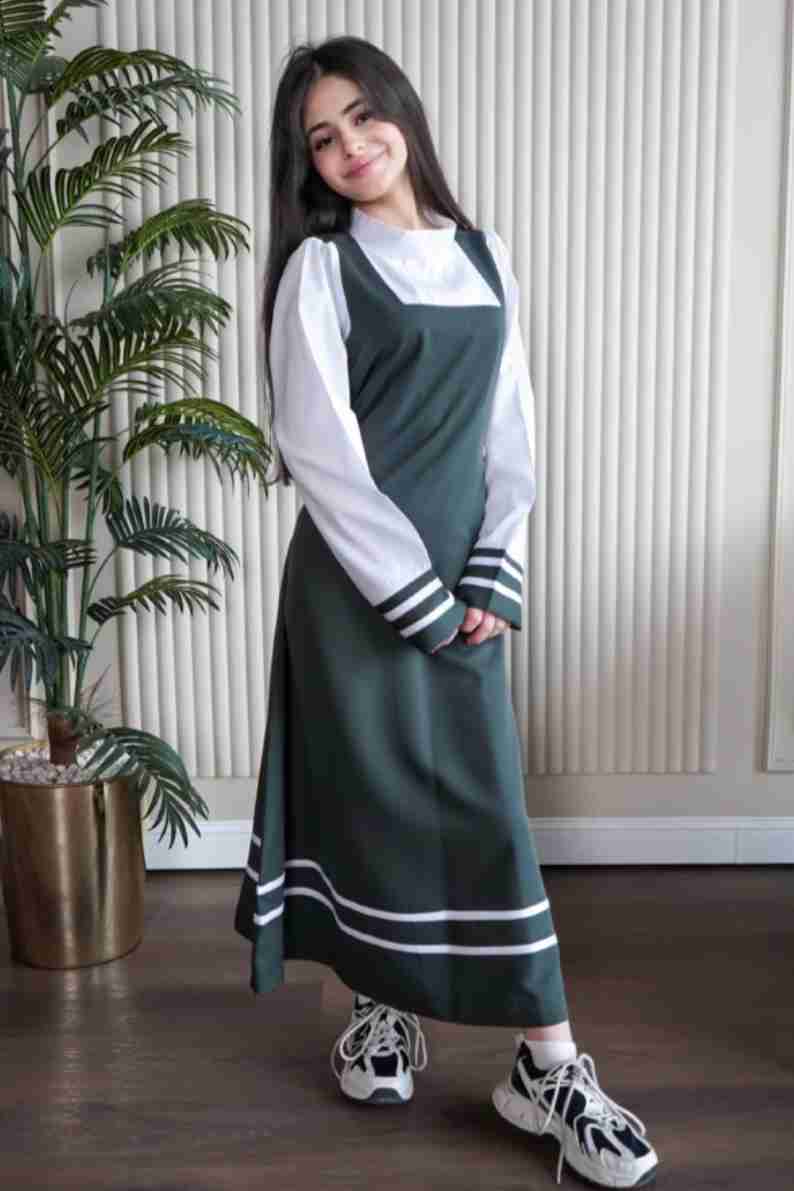 مريول بناتي متوسط كحلي بخطين أبيض – تصميم رسمي مريح للمدارس