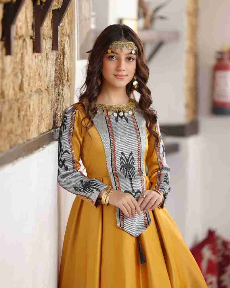 فستان يوم التأسيس بناتي أصفر/كركمي – تصميم تراثي مميّز للمناسبات الوطنية
