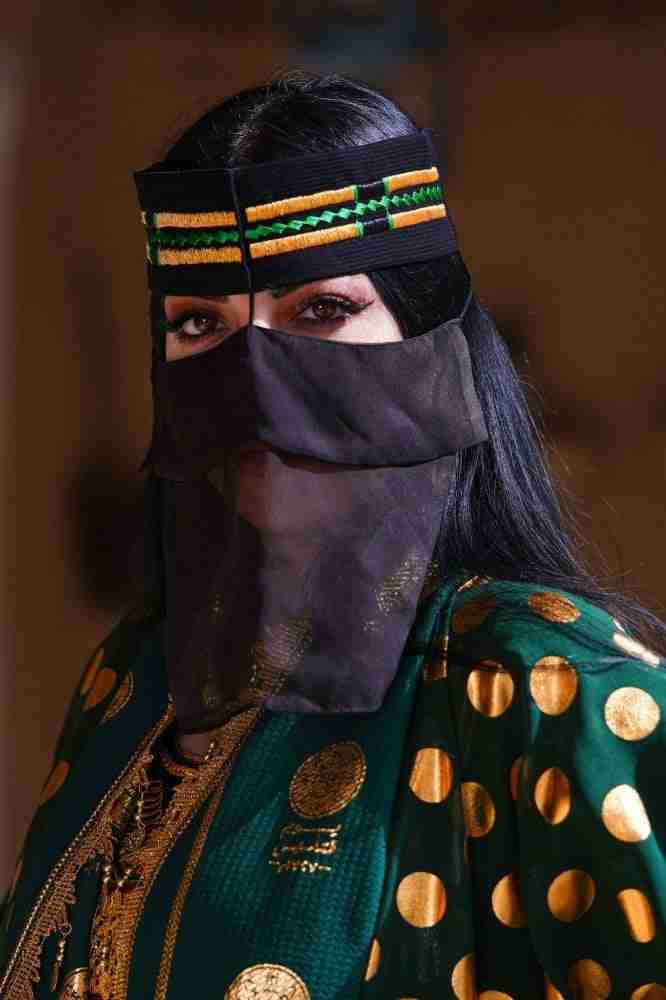 نقاب يوم التأسيس السعودي – زي تراثي نسائي فاخر بلمسة نجدية أصيلة
