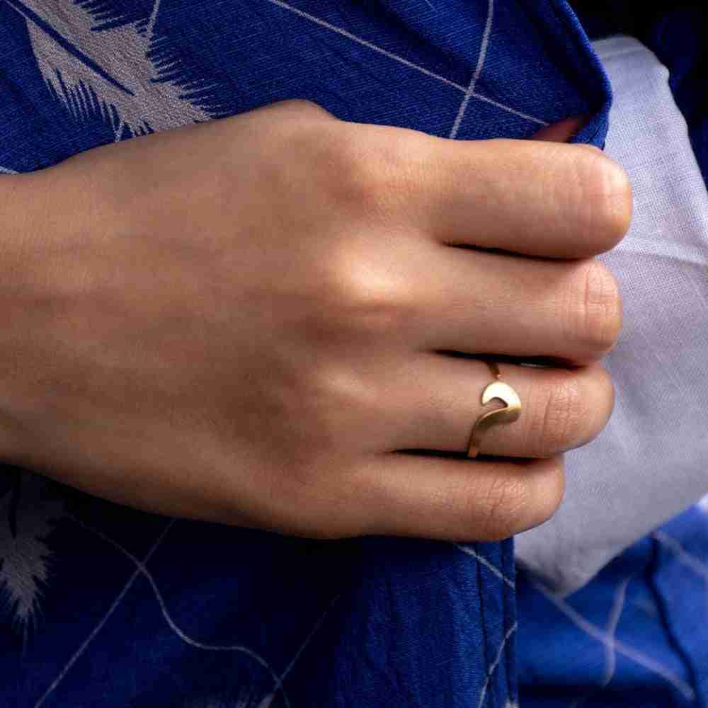 . خاتم حرف م (ميم) – لمسة أنيقة وفخمة