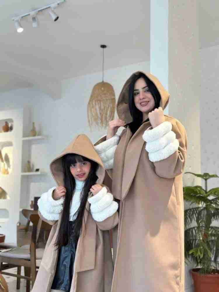 طقم فرو شتوي للأم والبنت – بيج أنيق مع قبعة  فرو فاخرة