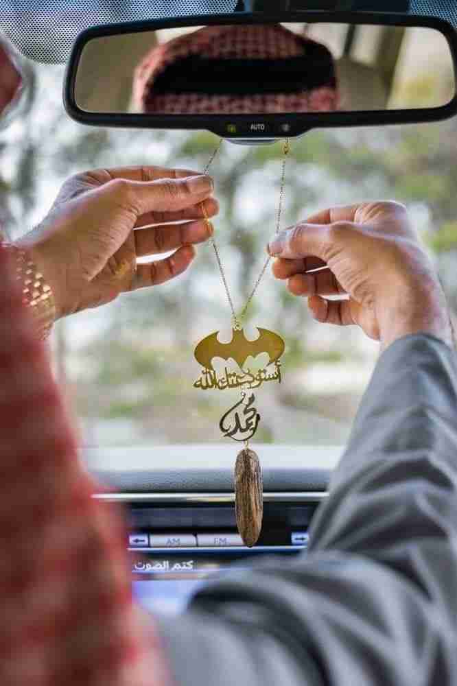 تعليقة سيارة استوداعية بالاسم مع كسرة عود مطلي بالذهب وشعار باتمان – تصميم فاخر