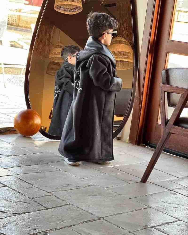 فروة أطفال شتوية لون أسود بأطراف جلد – أنيقة ودفء مثالي للبرد