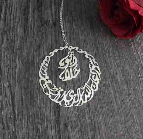 تعليقة سيارة فضة بالاسم – تصميم أنيق مخصص حسب الطلب