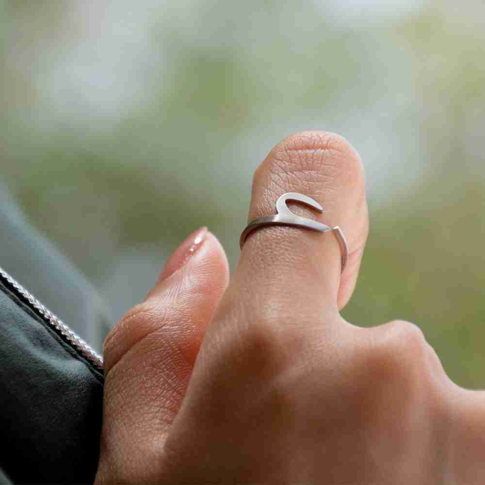 خاتم حرف عين – تصميم فاخر ومميز للرجال والنساء