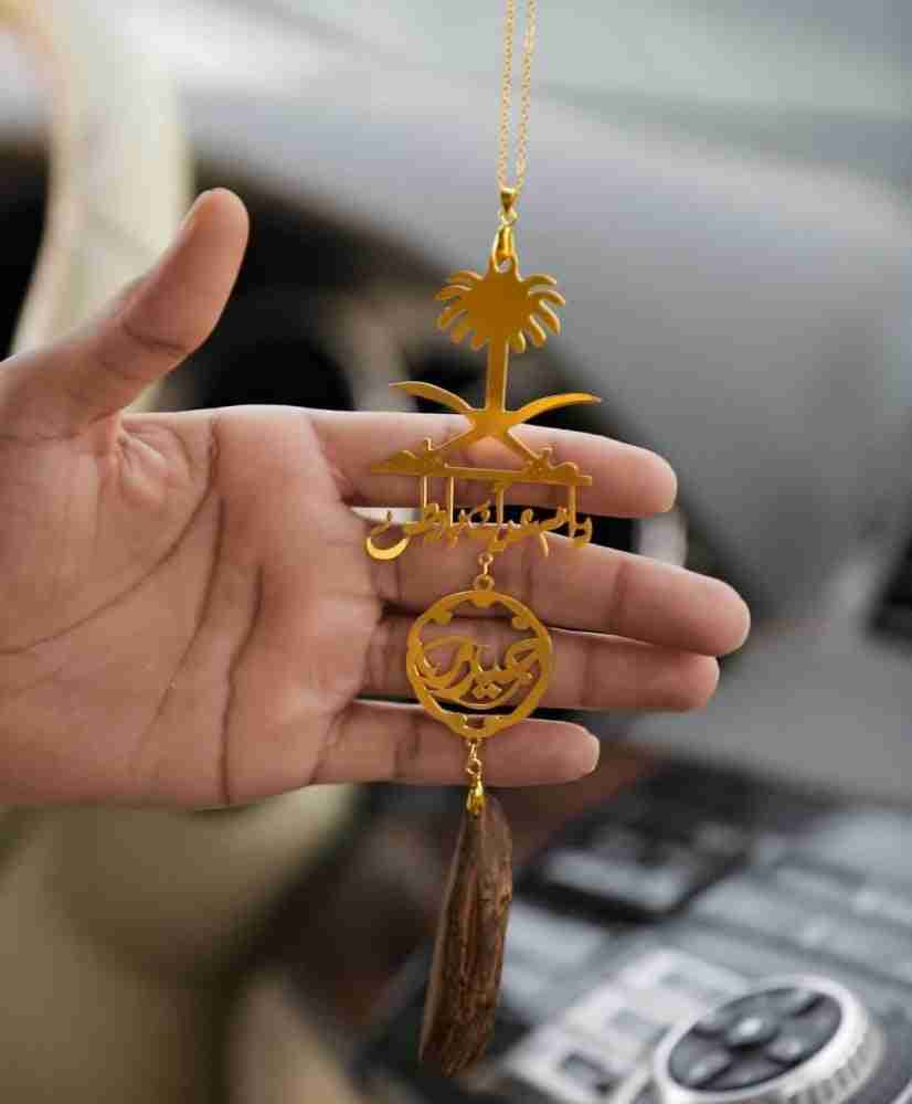 تعليقة سيارة بالسيفين والنخلة بالاسم – رمز الفخر السعودي بأسلوب أنيق