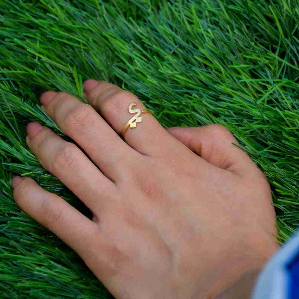 خاتم حرف ي (ياء) – تصميم فاخر بألوان فضي وذهبي للرجال والنساء