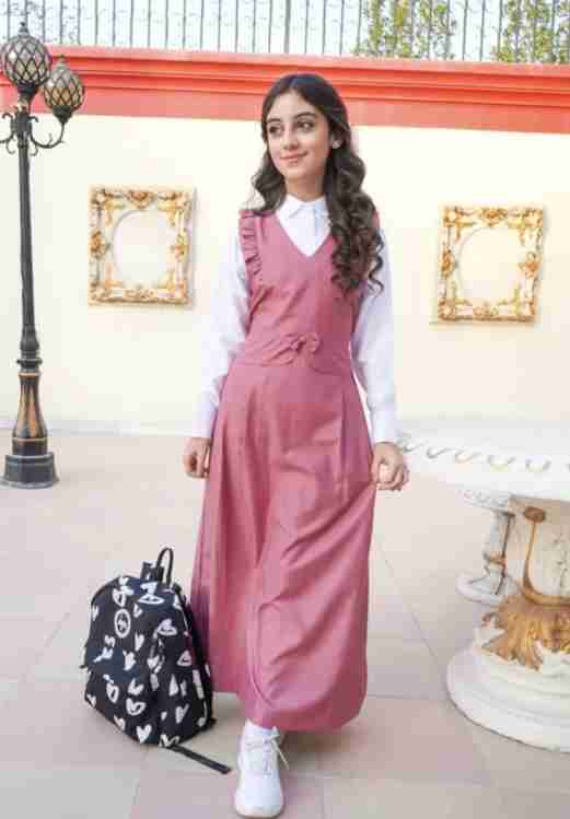 مريول ابتدائي بناتي وردي بكرانيش على الأكتاف – مريح ورسمي للمدارس