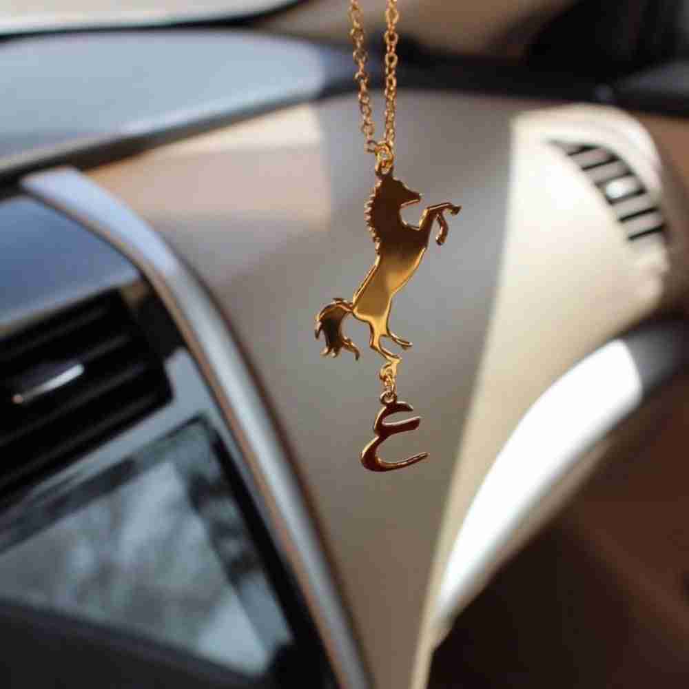 تعليقة سيارة خيل ذهبي بحروف مخصصة – تصميم فاخر يعكس الأصالة