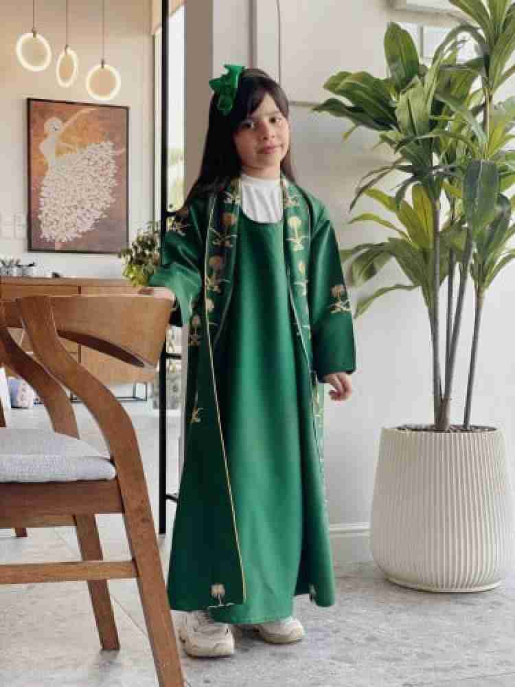 دقلة مع روب اليوم الوطني بناتي بلون اخضر – طقم مريح وأنيق للاحتفالات الوطنية