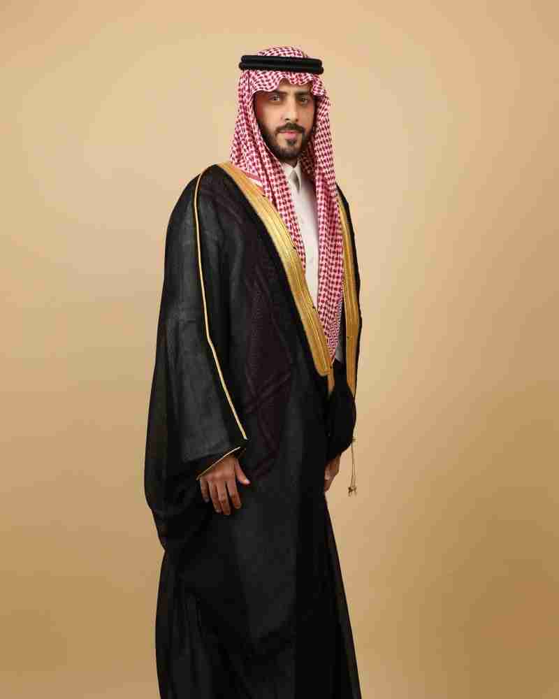 بشت السمو – ملكي أسود فاخر بتطريز ذهبي.